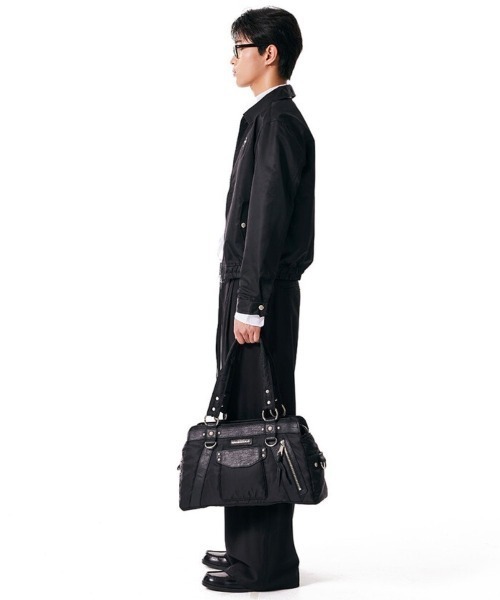IUGAMAKARAS（イウガマカラス）の「【IUGAMAKARAS】Studded Nylon Shoulder Bag（ショルダーバッグ・メンズ・ブラック・ONE SIZE）」の7枚目の写真