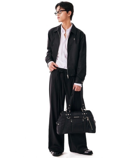 IUGAMAKARAS（イウガマカラス）の「【IUGAMAKARAS】Studded Nylon Shoulder Bag（ショルダーバッグ・メンズ・ブラック・ONE SIZE）」の6枚目の写真