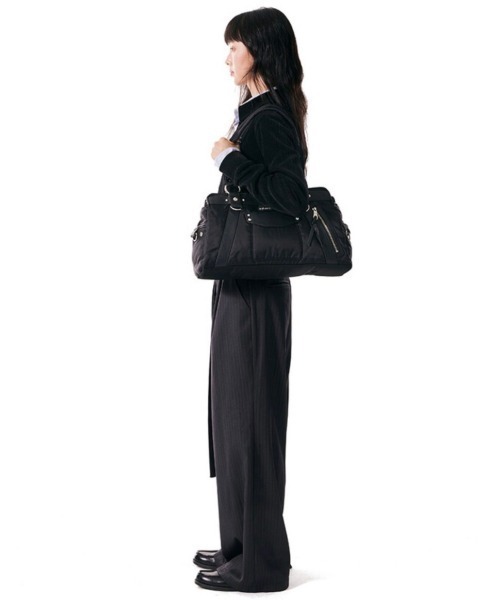 IUGAMAKARAS（イウガマカラス）の「【IUGAMAKARAS】Studded Nylon Shoulder Bag（ショルダーバッグ・メンズ・ブラック・ONE SIZE）」の3枚目の写真