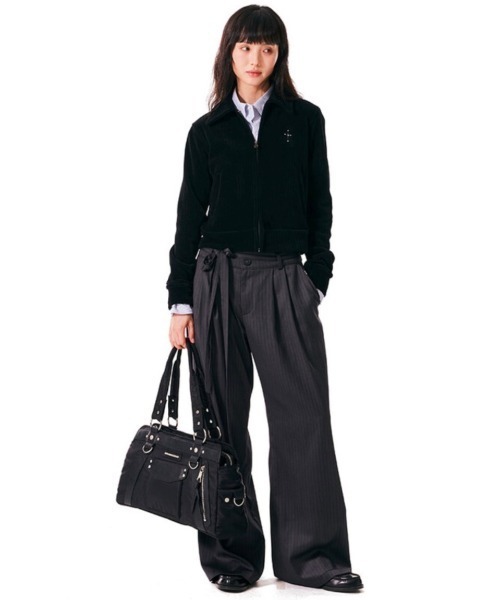 IUGAMAKARAS（イウガマカラス）の「【IUGAMAKARAS】Studded Nylon Shoulder Bag（ショルダーバッグ・メンズ・ブラック・ONE SIZE）」の2枚目の写真