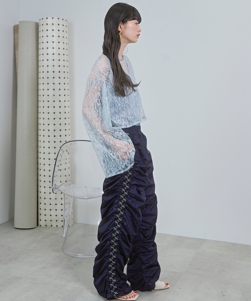 VIOLETTA（ヴィオレッタ）の「モノグラムロゴラインギャザーナイロンパンツ（その他パンツ・レディース・ネイビー/ピンク・S/M）」の4枚目の写真