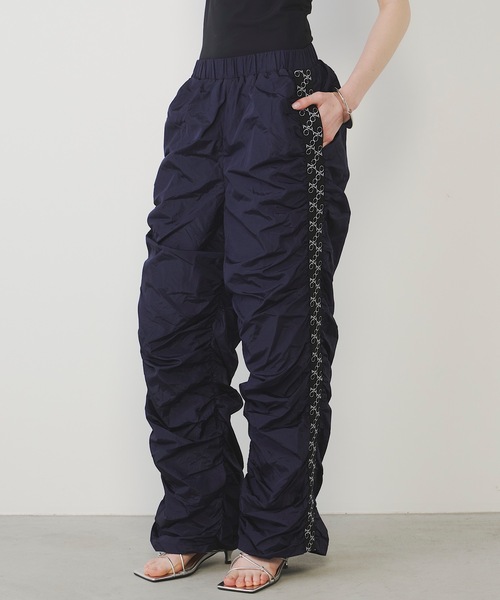 VIOLETTA（ヴィオレッタ）の「モノグラムロゴラインギャザーナイロンパンツ（その他パンツ・レディース・ネイビー/ピンク・S/M）」の7枚目の写真