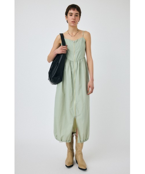 MOUSSY（マウジー）の「FRONT ZIP NYLON キャミドレス（ワンピース・レディース・ライトカーキ/ブラック/オフホワイト・1/2）」の6枚目の写真