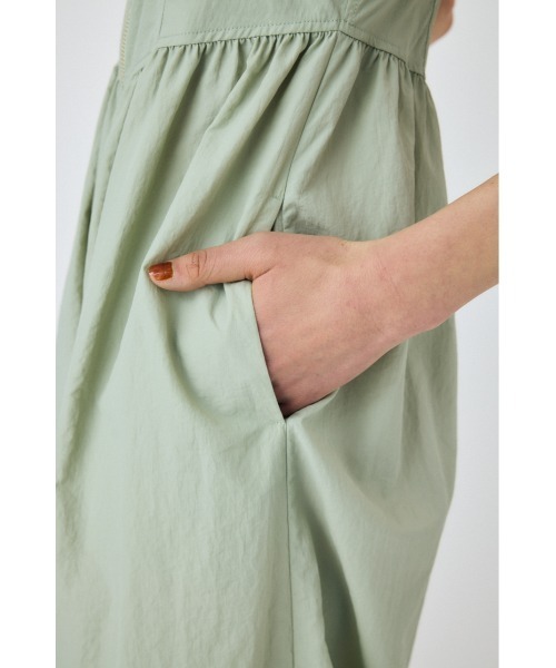 MOUSSY（マウジー）の「FRONT ZIP NYLON キャミドレス（ワンピース・レディース・ライトカーキ/ブラック/オフホワイト・1/2）」の22枚目の写真