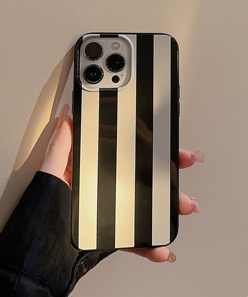 Fun & Daily（ファンアンドデイリー）の「Stripe Pattern iPhone Case 14 15 16 Plus Pro ProMax（スマホケース/カバー・レディース・ブラック・iPhone 16 Pro Max/iPhone 16 Pro/iPhone 16 Plus/iPhone 16/iPhone 15 Pro Max/iPhone 15 Pro/iPhone 15 Plus/iPhone 15/iPhone 14 Pro Max/iPhone 14 Pro/iPhone 14 Plus/iPhone 14）」の3枚目の写真