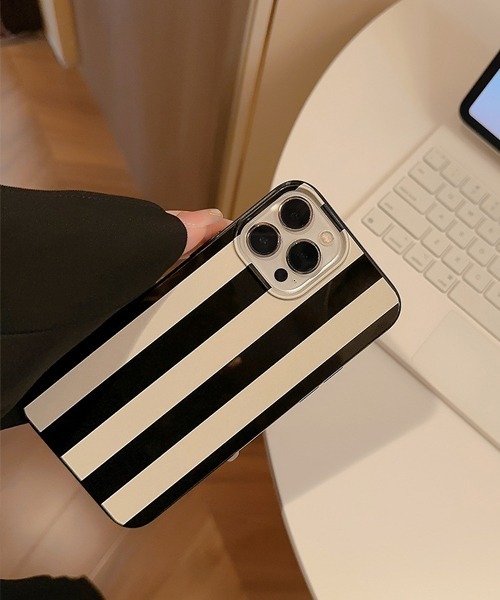 Fun & Daily（ファンアンドデイリー）の「Stripe Pattern iPhone Case 14 15 16 Plus Pro ProMax（スマホケース/カバー・レディース・ブラック・iPhone 16 Pro Max/iPhone 16 Pro/iPhone 16 Plus/iPhone 16/iPhone 15 Pro Max/iPhone 15 Pro/iPhone 15 Plus/iPhone 15/iPhone 14 Pro Max/iPhone 14 Pro/iPhone 14 Plus/iPhone 14）」の4枚目の写真