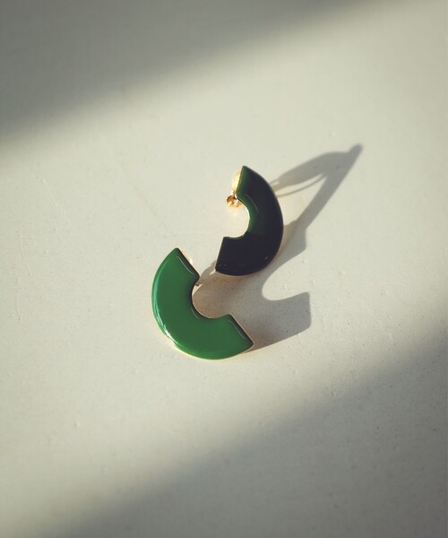 Demi-Luxe BEAMS（デミルクス ビームス）の「【1/1値下げ】フォレストカラー イヤリング.M（イヤリング・レディース・ダークグリーン・ONE SIZE）」の4枚目の写真