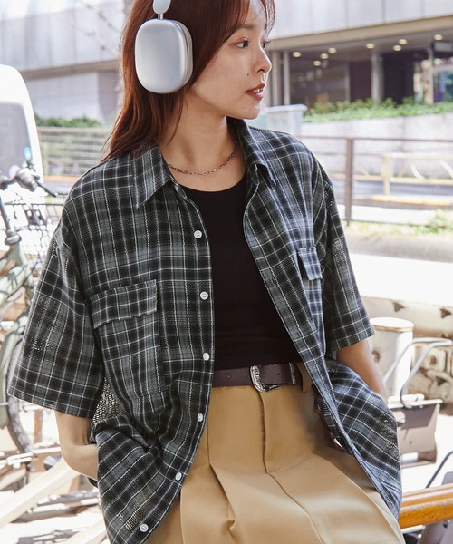 MONO-MART（モノマート）の「配色メッシュ レギュラーカラーチェック半袖シャツ（シャツ/ブラウス・レディース・ブラック/ネイビー/ベージュ/ブルー/グレー・M/L）」の2枚目の写真