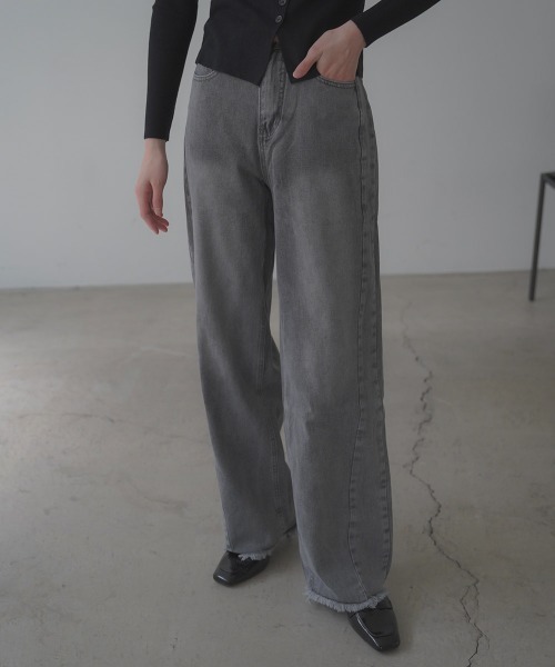 Clum(クルム)の「hem fringe design Full length curved denim pants / 裾フリンジデザインフルレングスカーブデニムパンツ(デニムパンツ・レディース・グレー/ブルー/ライトブルー/ブラック・FREE)」の3枚目の写真