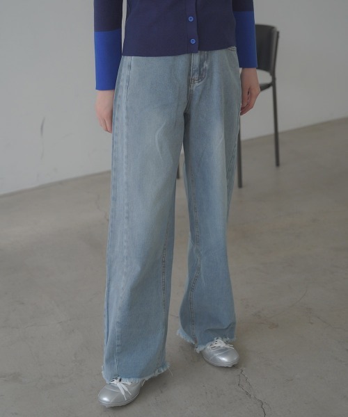 Clum(クルム)の「hem fringe design Full length curved denim pants / 裾フリンジデザインフルレングスカーブデニムパンツ(デニムパンツ・レディース・グレー/ブルー/ライトブルー/ブラック・FREE)」の4枚目の写真