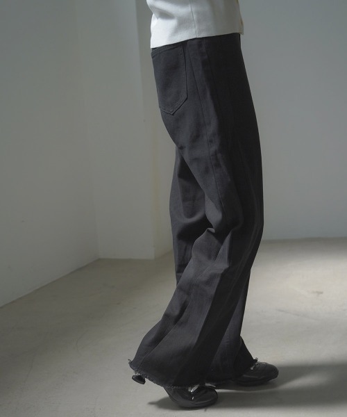 Clum(クルム)の「hem fringe design Full length curved denim pants / 裾フリンジデザインフルレングスカーブデニムパンツ(デニムパンツ・レディース・グレー/ブルー/ライトブルー/ブラック・FREE)」の2枚目の写真