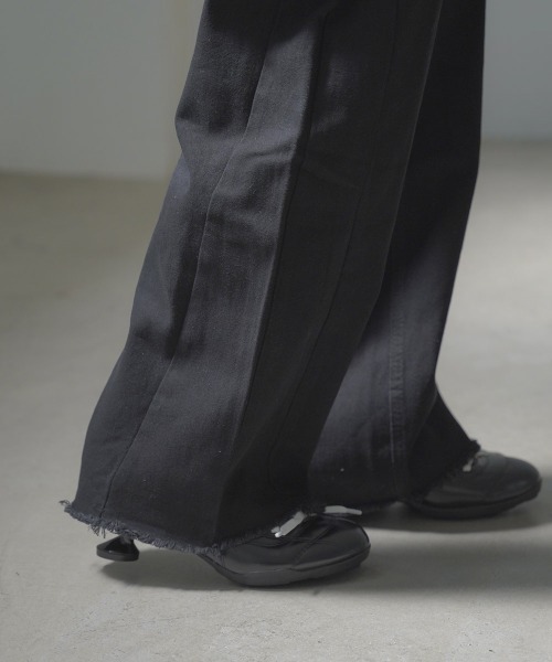 Clum(クルム)の「hem fringe design Full length curved denim pants / 裾フリンジデザインフルレングスカーブデニムパンツ(デニムパンツ・レディース・グレー/ブルー/ライトブルー/ブラック・FREE)」の15枚目の写真