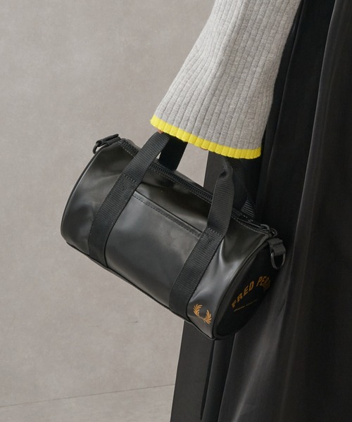 FRED PERRY（フレッドペリー）の「【FRED PERRY】TONAL CLASSIC MINI BARREL BAG フレッドペリー ミニバレルバッグ ドラムバッグ L1400（ドラムバッグ・レディース・ブラック・FREE）」の4枚目の写真