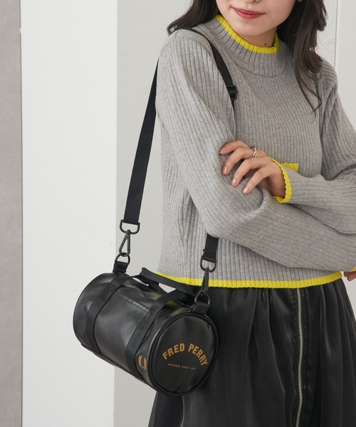 FRED PERRY（フレッドペリー）の「【FRED PERRY】TONAL CLASSIC MINI BARREL BAG フレッドペリー ミニバレルバッグ ドラムバッグ L1400（ドラムバッグ・レディース・ブラック・FREE）」の2枚目の写真