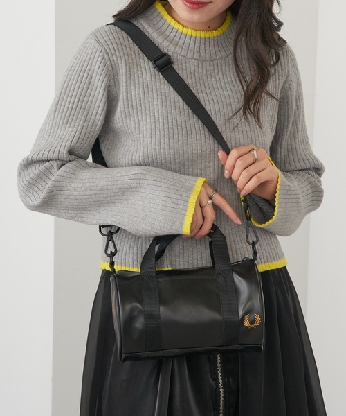 FRED PERRY（フレッドペリー）の「【FRED PERRY】TONAL CLASSIC MINI BARREL BAG フレッドペリー ミニバレルバッグ ドラムバッグ L1400（ドラムバッグ・レディース・ブラック・FREE）」の3枚目の写真