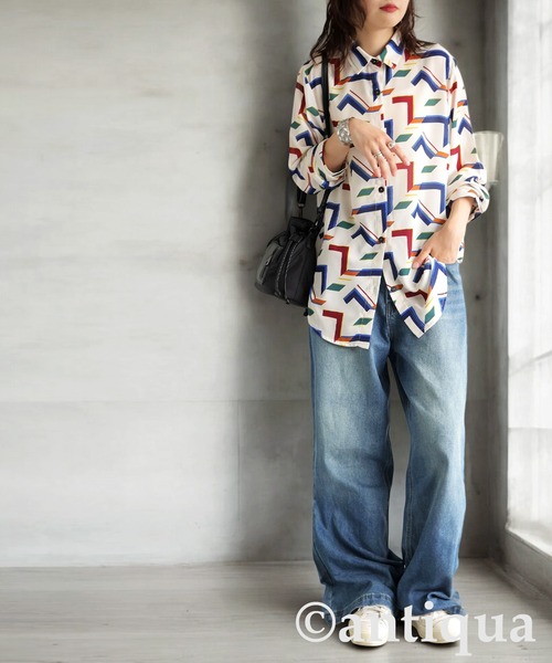 antiqua（アンティカ）の「幾何学柄シャツ（シャツ/ブラウス・レディース・ホワイト/ネイビー・ONESIZE）」の3枚目の写真