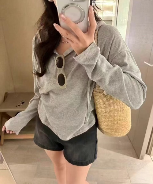 ROOPTOKYO(ループトウキョウ)の「フード付きVネックトップス 秋物 秋服 2026年秋冬(Tシャツ/カットソー・レディース・ブルー系/イエロー/ホワイト/ピンク/ブラック×ホワイト/グレー/ブルー・FREE)」の3枚目の写真
