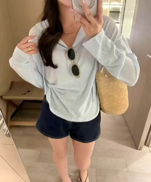ROOPTOKYO(ループトウキョウ)の「フード付きVネックトップス 秋物 秋服 2026年秋冬(Tシャツ/カットソー・レディース・ブルー系/イエロー/ホワイト/ピンク/ブラック×ホワイト/グレー/ブルー・FREE)」の4枚目の写真