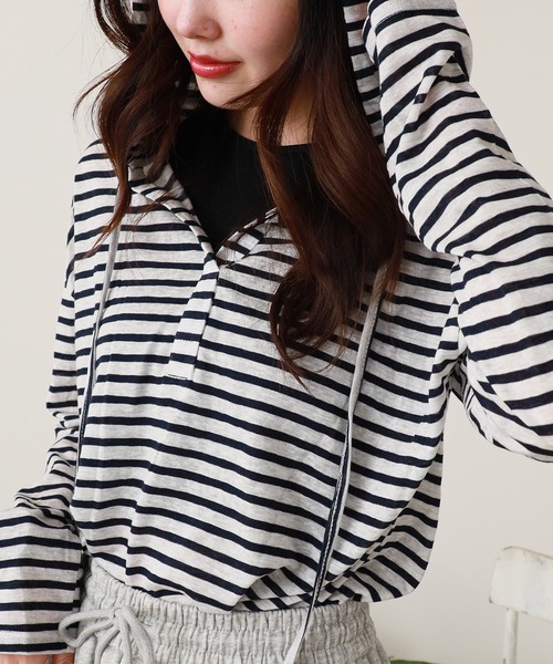 ROOPTOKYO(ループトウキョウ)の「フード付きVネックトップス 秋物 秋服 2026年秋冬(Tシャツ/カットソー・レディース・ブルー系/イエロー/ホワイト/ピンク/ブラック×ホワイト/グレー/ブルー・FREE)」の21枚目の写真