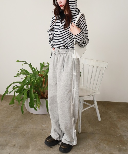 ROOPTOKYO(ループトウキョウ)の「フード付きVネックトップス 秋物 秋服 2026年秋冬(Tシャツ/カットソー・レディース・ブルー系/イエロー/ホワイト/ピンク/ブラック×ホワイト/グレー/ブルー・FREE)」の17枚目の写真