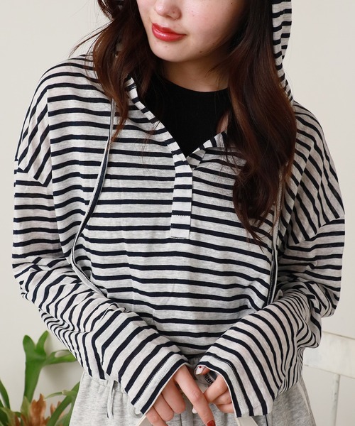 ROOPTOKYO(ループトウキョウ)の「フード付きVネックトップス 秋物 秋服 2026年秋冬(Tシャツ/カットソー・レディース・ブルー系/イエロー/ホワイト/ピンク/ブラック×ホワイト/グレー/ブルー・FREE)」の20枚目の写真