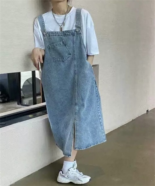 FREE STYLISTS(フリー スタイリスト)の「フロントスリット デニムサロペットスカート(ジャンパースカート・レディース・ブルー・S/M/L/2XL/XL)」の1枚目の写真