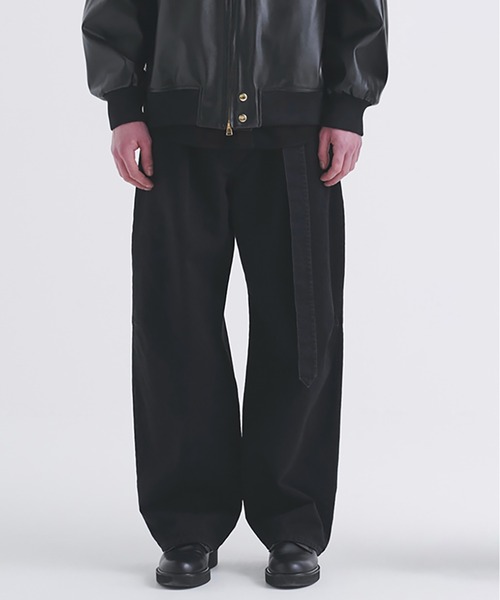 CULLNI（クルニ）の「Barrel 1Tuck Wide Denim Pants with Long Belt（デニムパンツ・メンズ・ブラック/ネイビー/ブルー・2/1/0）」の2枚目の写真