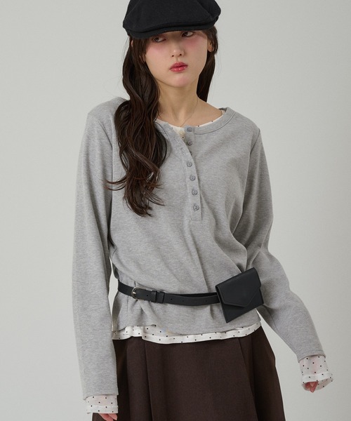 MUHET（ミュエータ）の「henley neck layered  long sleeve t-shirt / ヘンリーネックレイヤードロングTシャツ（Tシャツ/カットソー・レディース・杢グレー/ブラック/アイボリー/レッド/ブラウン/ネイビー/チャコールグレー/ライトブルー/ネイビー系/イエロー/ピンク・FREE）」の4枚目の写真