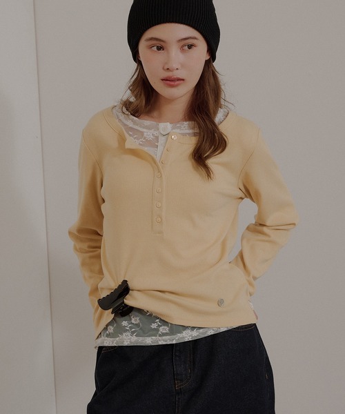 MUHET(ミュエータ)の「henley neck layered long sleeve t-shirt / ヘンリーネックレイヤードロングTシャツ(Tシャツ/カットソー・レディース・杢グレー/ブラック/アイボリー/レッド/ブラウン/ネイビー/チャコールグレー/ライトブルー/ネイビー系/イエロー/ピンク/イエロー系その他/カーキ・FREE)」の1枚目の写真