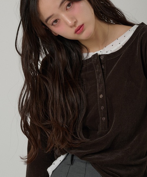 MUHET（ミュエータ）の「henley neck layered  long sleeve t-shirt / ヘンリーネックレイヤードロングTシャツ（Tシャツ/カットソー・レディース・杢グレー/ブラック/アイボリー/レッド/ブラウン/ネイビー/チャコールグレー/ライトブルー/ネイビー系/イエロー/ピンク・FREE）」の5枚目の写真