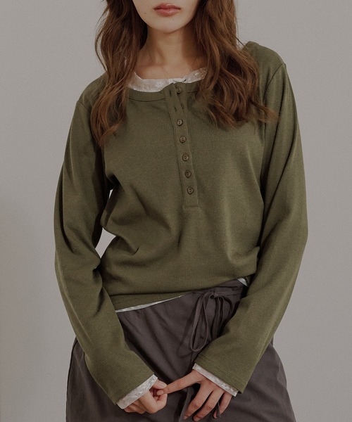 MUHET(ミュエータ)の「henley neck layered long sleeve t-shirt / ヘンリーネックレイヤードロングTシャツ(Tシャツ/カットソー・レディース・杢グレー/ブラック/アイボリー/レッド/ブラウン/ネイビー/チャコールグレー/ライトブルー/ネイビー系/イエロー/ピンク/イエロー系その他/カーキ・FREE)」の7枚目の写真