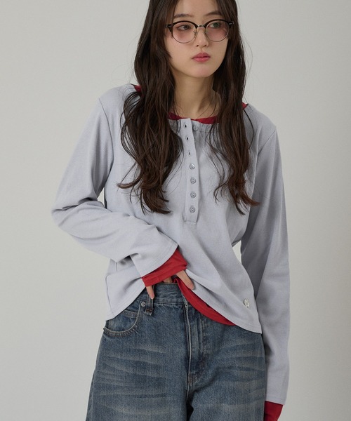 MUHET（ミュエータ）の「henley neck layered  long sleeve t-shirt / ヘンリーネックレイヤードロングTシャツ（Tシャツ/カットソー・レディース・杢グレー/ブラック/アイボリー/レッド/ブラウン/ネイビー/チャコールグレー/ライトブルー/ネイビー系/イエロー/ピンク・FREE）」の6枚目の写真