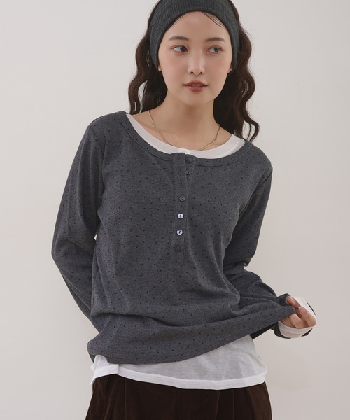 MUHET（ミュエータ）の「henley neck layered  long sleeve t-shirt / ヘンリーネックレイヤードロングTシャツ（Tシャツ/カットソー・レディース・杢グレー/ブラック/アイボリー/レッド/ブラウン/ネイビー/チャコールグレー/ライトブルー/ネイビー系/イエロー/ピンク・FREE）」の12枚目の写真