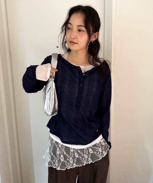 MUHET（ミュエータ）の「henley neck layered  long sleeve t-shirt / ヘンリーネックレイヤードロングTシャツ（Tシャツ/カットソー・レディース・杢グレー/ブラック/アイボリー/レッド/ブラウン/ネイビー/チャコールグレー/ライトブルー/ネイビー系/イエロー/ピンク・FREE）」の13枚目の写真