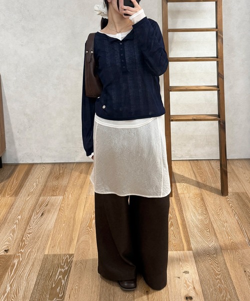 MUHET（ミュエータ）の「henley neck layered  long sleeve t-shirt / ヘンリーネックレイヤードロングTシャツ（Tシャツ/カットソー・レディース・杢グレー/ブラック/アイボリー/レッド/ブラウン/ネイビー/チャコールグレー/ライトブルー/ネイビー系/イエロー/ピンク・FREE）」の15枚目の写真