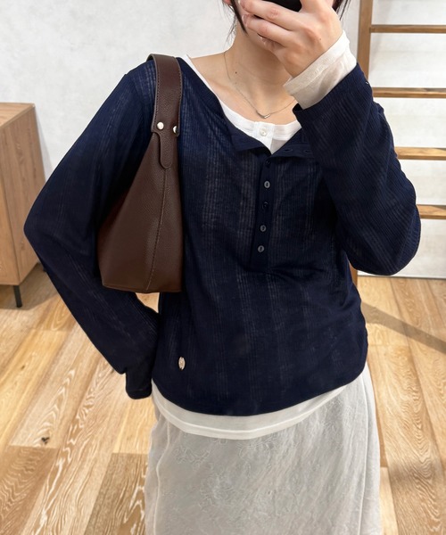 MUHET（ミュエータ）の「henley neck layered  long sleeve t-shirt / ヘンリーネックレイヤードロングTシャツ（Tシャツ/カットソー・レディース・杢グレー/ブラック/アイボリー/レッド/ブラウン/ネイビー/チャコールグレー/ライトブルー/ネイビー系/イエロー/ピンク・FREE）」の14枚目の写真