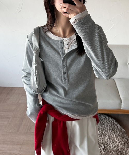 MUHET(ミュエータ)の「henley neck layered long sleeve t-shirt / ヘンリーネックレイヤードロングTシャツ(Tシャツ/カットソー・レディース・杢グレー/ブラック/アイボリー/レッド/ブラウン/ネイビー/チャコールグレー/ライトブルー/ネイビー系/イエロー/ピンク/イエロー系その他/カーキ・FREE)」の22枚目の写真