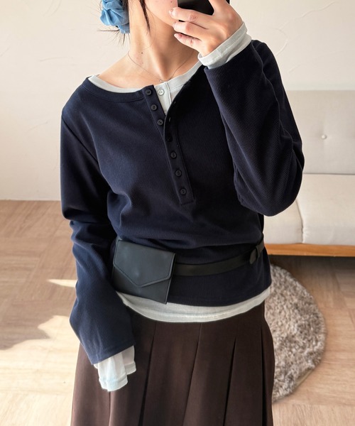 MUHET(ミュエータ)の「henley neck layered long sleeve t-shirt / ヘンリーネックレイヤードロングTシャツ(Tシャツ/カットソー・レディース・杢グレー/ブラック/アイボリー/レッド/ブラウン/ネイビー/チャコールグレー/ライトブルー/ネイビー系/イエロー/ピンク/イエロー系その他/カーキ・FREE)」の20枚目の写真