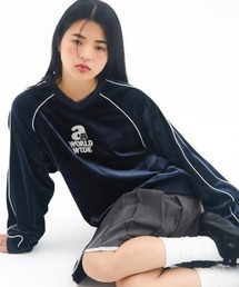 AMESWORLDWIDE（アメスワールドワイド）の「A'GEM/9 × .kom 『AMESWORLDWIDE/アメスワールドワイド』 V NECK VELOUR SWEATSHIRT/V ネック ベロア スウェットシャツ（スウェット）」