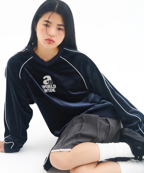 AMESWORLDWIDE(アメスワールドワイド)の「A'GEM/9 × .kom 『AMESWORLDWIDE/アメスワールドワイド』 V NECK VELOUR SWEATSHIRT/V ネック ベロア スウェットシャツ(スウェット・レディース・ネイビー/ピンク・M)」の2枚目の写真