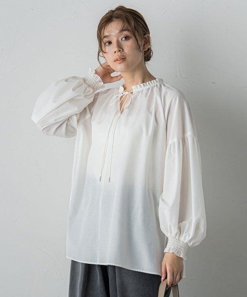 Droite lautreamont(ドロワットロートレアモン)の「セミシアーフリルブラウス≪洗濯機で洗える≫(シャツ/ブラウス・レディース・ピンク/オフホワイト/チャコールグレー・M)」の2枚目の写真