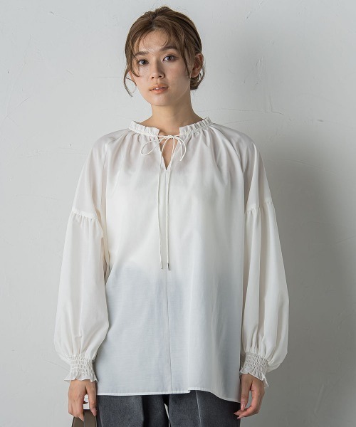 Droite lautreamont(ドロワットロートレアモン)の「セミシアーフリルブラウス≪洗濯機で洗える≫(シャツ/ブラウス・レディース・ピンク/オフホワイト/チャコールグレー・M)」の10枚目の写真