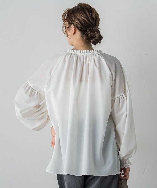 Droite lautreamont(ドロワットロートレアモン)の「セミシアーフリルブラウス≪洗濯機で洗える≫(シャツ/ブラウス・レディース・ピンク/オフホワイト/チャコールグレー・M)」の13枚目の写真