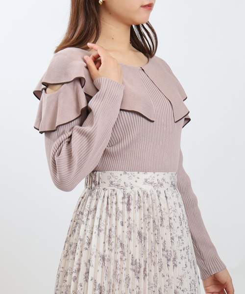 ASTORIA ODIER(アストリアオディール)の「オープンショルダーラッフルニット(ニット/セーター・レディース・チャコールグレー/ブラック/ワイン/ピンク・MEDIUM)」の18枚目の写真