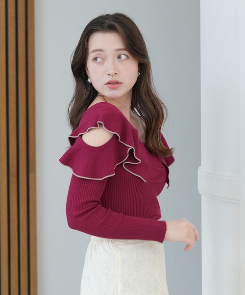 ASTORIA ODIER(アストリアオディール)の「オープンショルダーラッフルニット(ニット/セーター・レディース・チャコールグレー/ブラック/ワイン/ピンク・MEDIUM)」の7枚目の写真