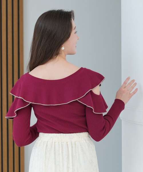 ASTORIA ODIER(アストリアオディール)の「オープンショルダーラッフルニット(ニット/セーター・レディース・チャコールグレー/ブラック/ワイン/ピンク・MEDIUM)」の8枚目の写真