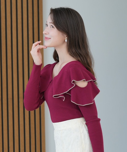 ASTORIA ODIER(アストリアオディール)の「オープンショルダーラッフルニット(ニット/セーター・レディース・チャコールグレー/ブラック/ワイン/ピンク・MEDIUM)」の9枚目の写真