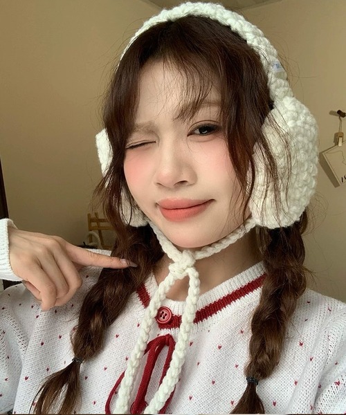 shopnikoniko(ショップニコニコ)の「カラフルニット編み 紐付き イヤーマフ(イヤーマフ・レディース・ホワイト/オレンジ/パープル/ブルー・フリー)」の2枚目の写真