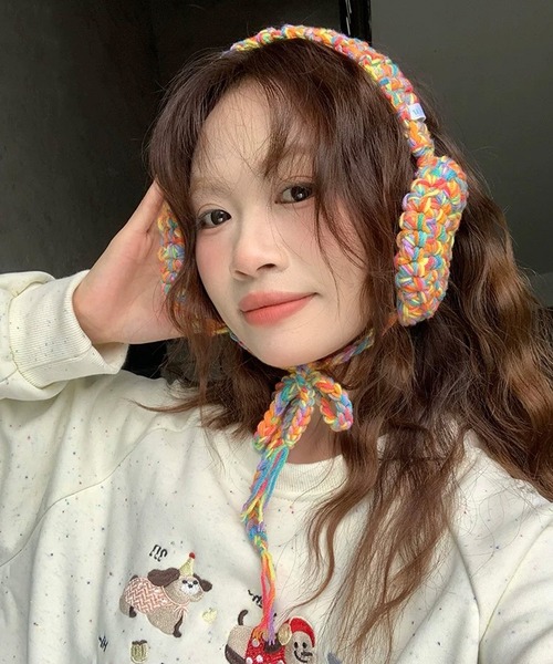 shopnikoniko(ショップニコニコ)の「カラフルニット編み 紐付き イヤーマフ(イヤーマフ・レディース・ホワイト/オレンジ/パープル/ブルー・フリー)」の4枚目の写真