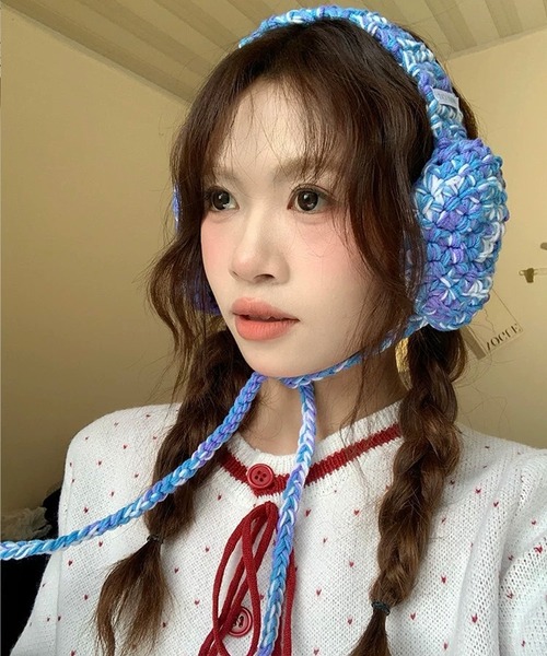 shopnikoniko(ショップニコニコ)の「カラフルニット編み 紐付き イヤーマフ(イヤーマフ・レディース・ホワイト/オレンジ/パープル/ブルー・フリー)」の1枚目の写真